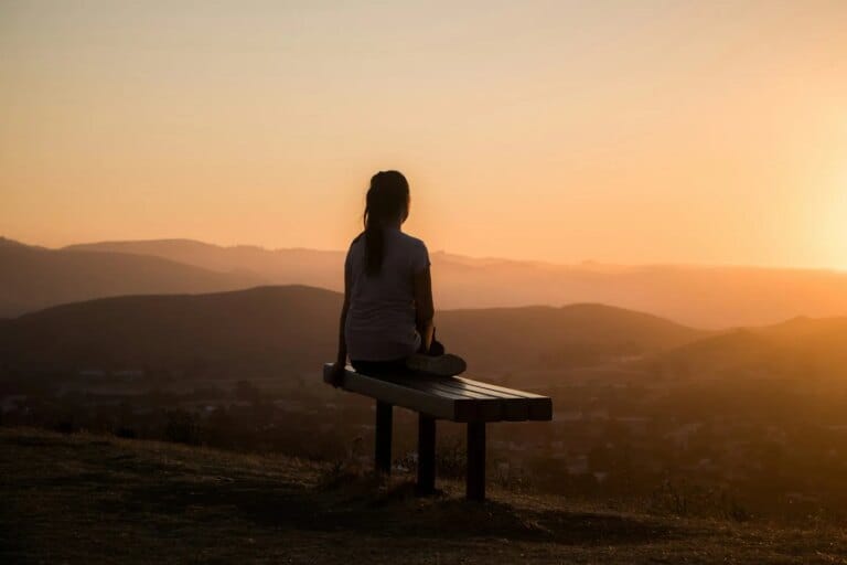 Naturopatia emozionale — donna che riscopre il contatto con se stessa e le proprie emozioni